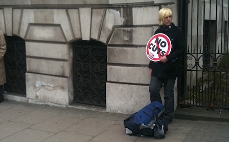 © Robert Rotifer Demonstrant mit "No Cuts"-Schild